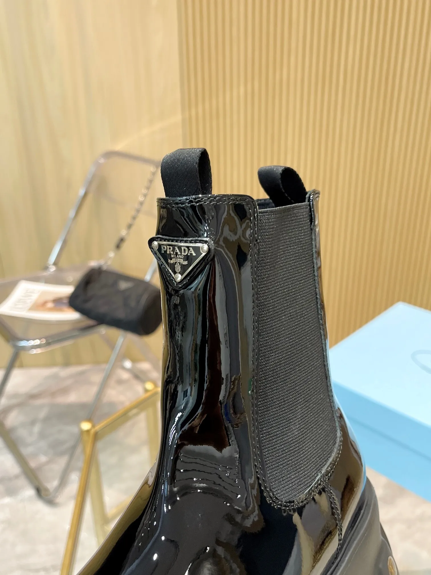 👟👟Ex-factory price 560👟👟 2023 SSS launches the Prada short boots series. PRADA's early autumn and winter T-stage catwalk show is the same style as "Dreams never sleep". Prada can be used on important occasions. It has a fresh style with a little nobility and is perfect on the feet. 💃💃 Wear these shoes with them. They are elegant and crystal clear. The materials of various accessories are exclusively customized one to one, so that there is no distance from the original. The entire series is a combination of exciting and unexpected elements, allowing you to have a taste of the ever-changing style of the Prada girl. 🎀Upper: imported cowhide, patent leather, open-edge beaded cowhide 🎀Inner lining: cowhide lining🎀Outsole: original Italian outsole Color supply, code number 35-41 (40.41 customization is not returnable)